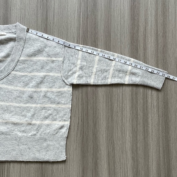 Moon & Madison Striped V-Neck Sweater Grey and White Small - Picture 6 of 9